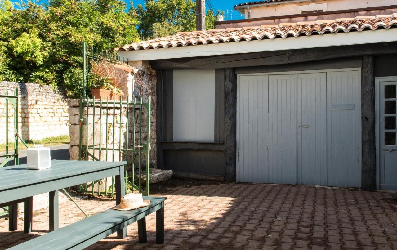 Gite Du Presbytere Port D'Envaux, Ravissante Maison De Charme Exterior foto
