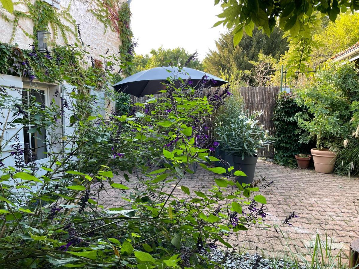 Gite Du Presbytere Port D'Envaux, Ravissante Maison De Charme Exterior foto