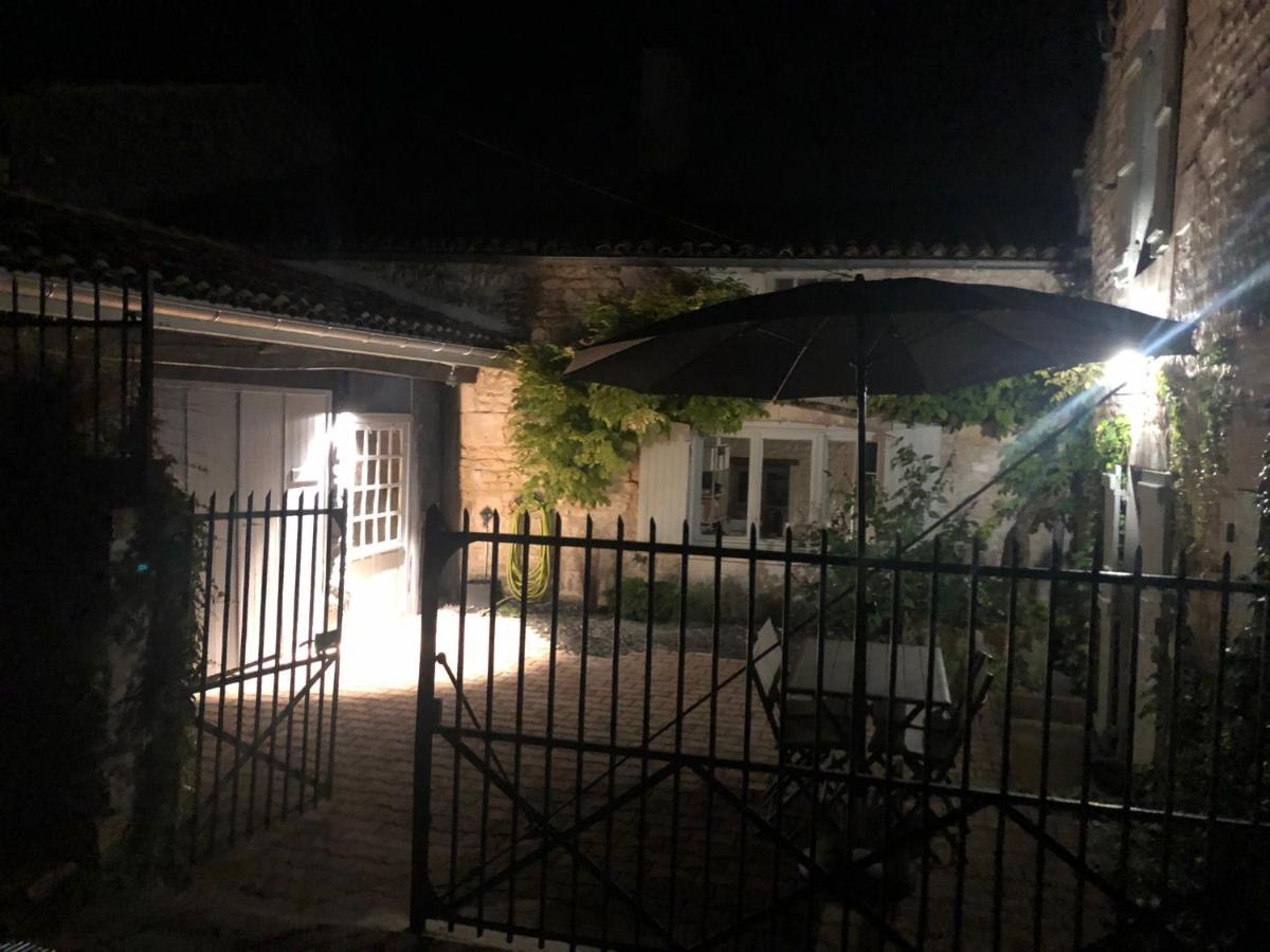 Gite Du Presbytere Port D'Envaux, Ravissante Maison De Charme Exterior foto