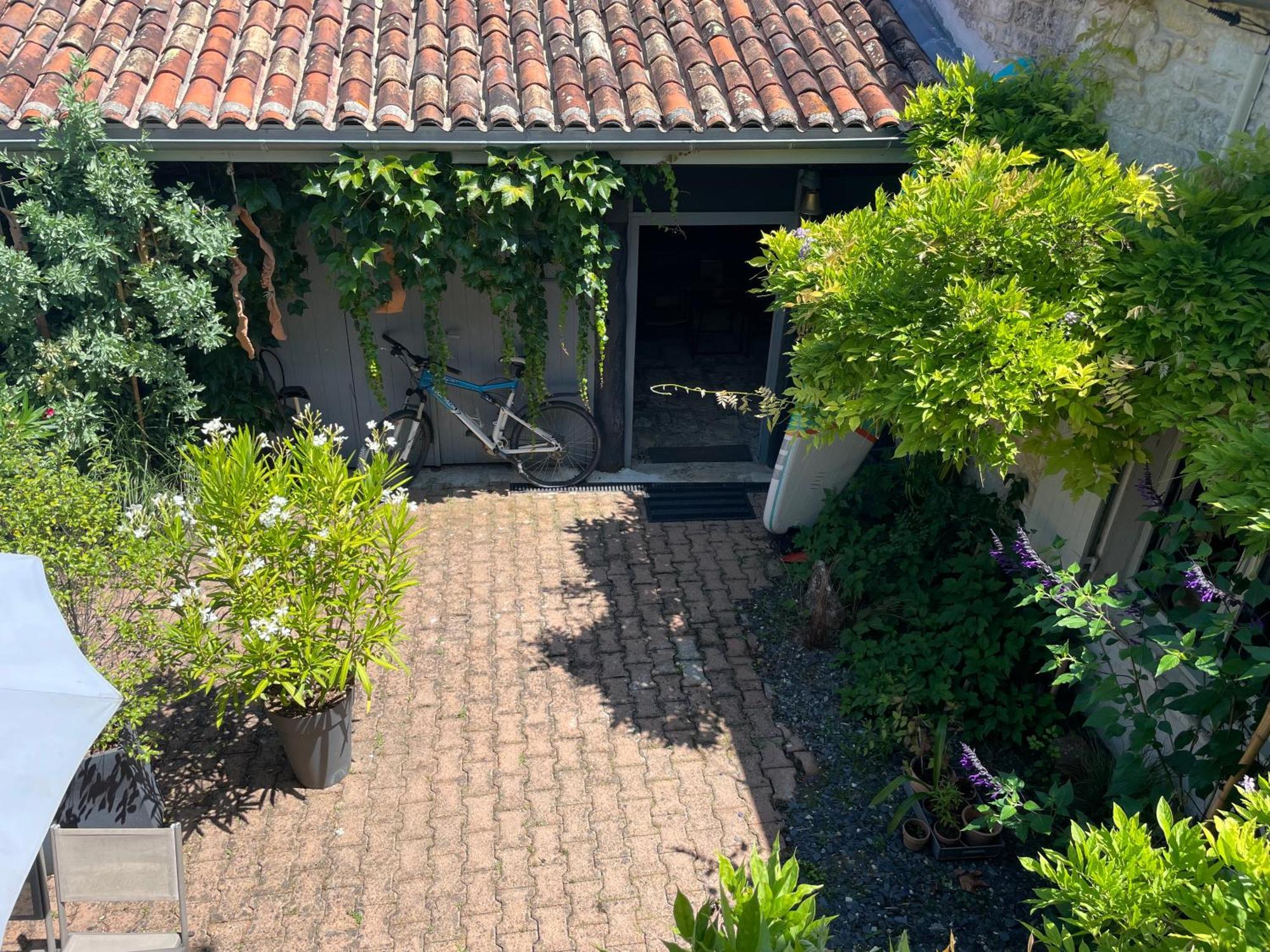Gite Du Presbytere Port D'Envaux, Ravissante Maison De Charme Exterior foto